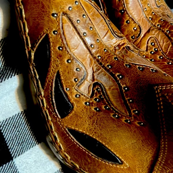 Frye leather pump with stressed studded leather. Size 9 1/2M - Picture 2 of 6